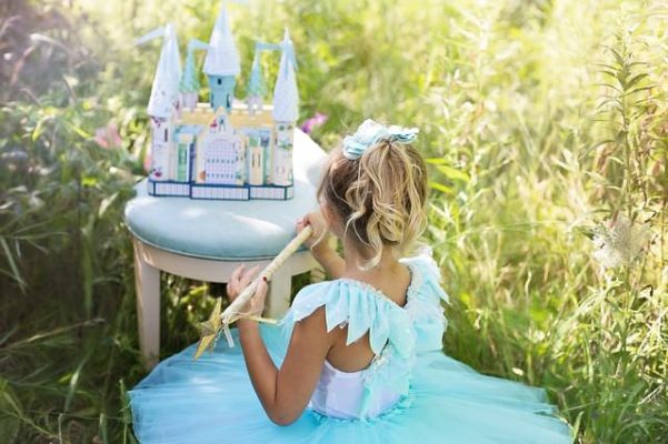 Beschichtete Baumwolle wird durch den Lotus Effekt ausgezeichnet Mädchen im Kleid aus Kinderstoffen
